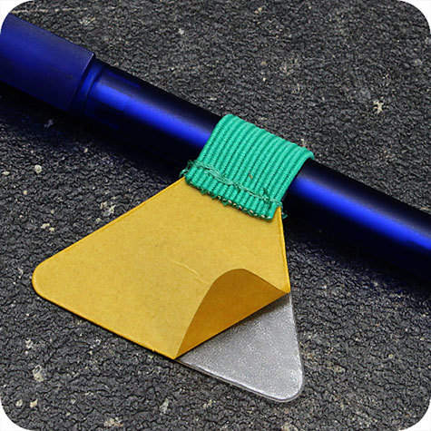 legatoria Portapenne grosse, autoadesivo elastico, VERDEmenta Per penne grosse (circonferenza 3-4cm). Dimensioni lembo adesivo: 45x30mm..