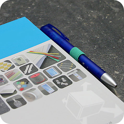 legatoria Portapenne grosse, autoadesivo elastico, VERDEmenta Per penne grosse (circonferenza 3-4cm). Dimensioni lembo adesivo: 45x30mm..