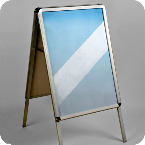 legatoria Porta manifesti da pavimento, A1 Formato A1 (594x841 mm). Formato esterno 575x820mm. Doppia facciata. Profilo in alluminio spessore 32mm. Angoli arrotondati.