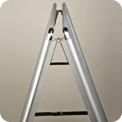 legatoria Porta manifesti da pavimento, A2 Formato A2 (594x841 mm). Formato esterno 420x594mm. Doppia facciata. Profilo in alluminio spessore 32mm. Angoli arrotondati.