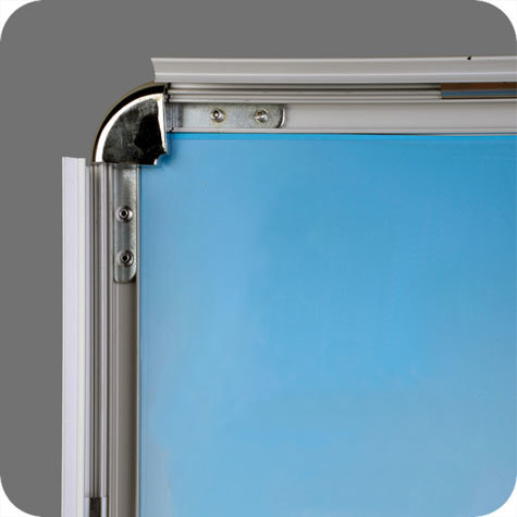 legatoria Porta manifesti da pavimento, A1 Formato A1 (594x841 mm). Formato esterno 575x820mm. Doppia facciata. Profilo in alluminio spessore 32mm. Angoli arrotondati.