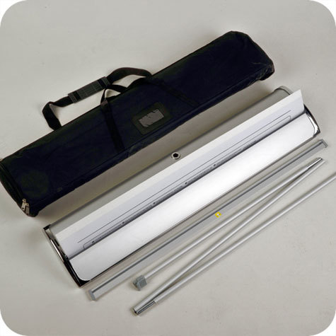 legatoria Roll-Up Pubblicitalio DELUXE, 850x2000mm In alluminio ARGENTO, premium design Dimensione visibile 850 x 2000 mm. Con asta telescopica pieghevole. Inclusa borsa per trasporto Peso netto: 5,0 kg Peso lordo: 5,5 kg.