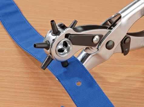 legatoria Pinza fustellatrice da calzolaio selezione del foro a revolver. 6 diametri di foratura: 2,5mm, 3mm, 3,5mm, 4mm, 4,5mm, 5mm. In acciaio speciale ad alta resistenza. Maniglia in polimero ergonomico. Prodotto originale tedesco. MADE IN GERMANY.