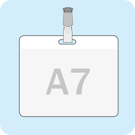 legatoria Portatesserino, A7 (110x78mm) TRASPARENTE, aperta sul lato lungo con lato sporgente di 12mm, in PVC morbido da 180 micron, con foro europeo e clip superiore, formato A7 (110x78mm), (78x110mm).