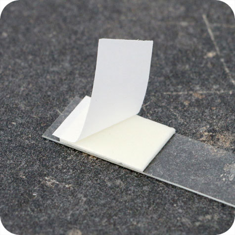 legatoria Supporto per cartelli Wobbler, 150x15mm TRASPARENTE, con due estremit autoadesive in schiuma di polietilene permanenti. In polietilene 280 micron.