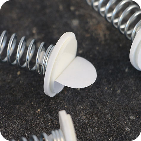 legatoria Supporto a molla per cartelli Wobbler, 80mm BIANCO, in plastica, lunghezza 30mm. Con due estremit autoadesive in schiuma di polietilene molto tenace.