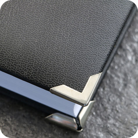 legatoria Angolino metallico nero 16mm per lato, protegge copertine spesse fino a 3.5mm.