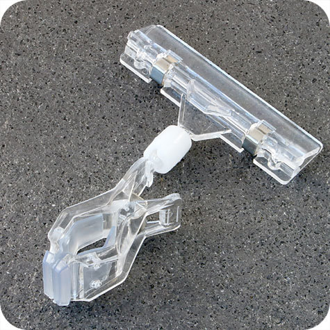 legatoria Doppia molletta GRANDE-PortacartellinoGRANDE altezza 110mm TRASPARENTE in policarbonato. Composta da 2 mollette, 1 GRANDE (58x25mm) e 1 PORTACARTELLINO (80x15mm) collegate da  giunto a sfera. Altezza totale 110mm.