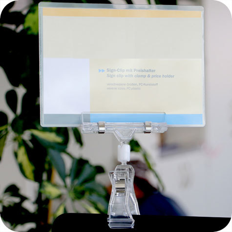 legatoria Doppia molletta GRANDE-PortacartellinoGRANDE altezza 110mm TRASPARENTE in policarbonato. Composta da 2 mollette, 1 GRANDE (58x25mm) e 1 PORTACARTELLINO (80x15mm) collegate da  giunto a sfera. Altezza totale 110mm.