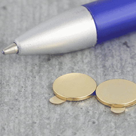 legatoria Calamita autoadesiva, diametro 10mm Calamita cilindrica con rivestimento superficiale dorato, spessore 1mm, dischi magnetici al neodimio, calamita con grado magnetico N35. Forza di attrazione massima: 500 grammi*.