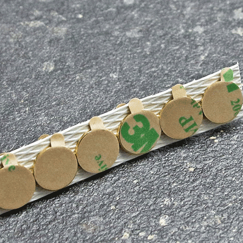 legatoria Calamita autoadesiva, diametro 22mm Calamita cilindrica con rivestimento superficiale nichelato, spessore 1mm, dischi magnetici al neodimio, calamita con grado magnetico N35. Forza di attrazione massima: 1.200 grammi*.