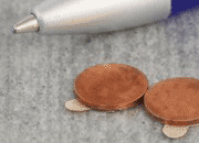 legatoria Calamita autoadesiva, diametro 10mm Calamita cilindrica con rivestimento superficiale in rame, spessore 1mm, dischi magnetici al neodimio, calamita con grado magnetico N35. Forza di attrazione massima: 500 grammi*.