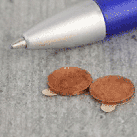 legatoria Calamita autoadesiva, diametro 10mm Calamita cilindrica con rivestimento superficiale in rame, spessore 1mm, dischi magnetici al neodimio, calamita con grado magnetico N35. Forza di attrazione massima: 500 grammi*.