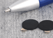 legatoria Calamita autoadesiva, diametro 10mm Calamita cilindrica con rivestimento superficiale nero, spessore 1mm, dischi magnetici al neodimio, calamita con grado magnetico N35. Forza di attrazione massima: 500 grammi* LEG2706