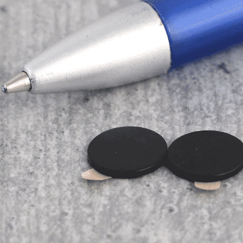 legatoria Calamita autoadesiva, diametro 10mm Calamita cilindrica con rivestimento superficiale nero, spessore 1mm, dischi magnetici al neodimio, calamita con grado magnetico N35. Forza di attrazione massima: 500 grammi*.