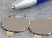 legatoria Calamita autoadesiva, diametro 22mm Calamita cilindrica con rivestimento superficiale nichelato, spessore 1mm, dischi magnetici al neodimio, calamita con grado magnetico N35. Forza di attrazione massima: 1.200 grammi*.