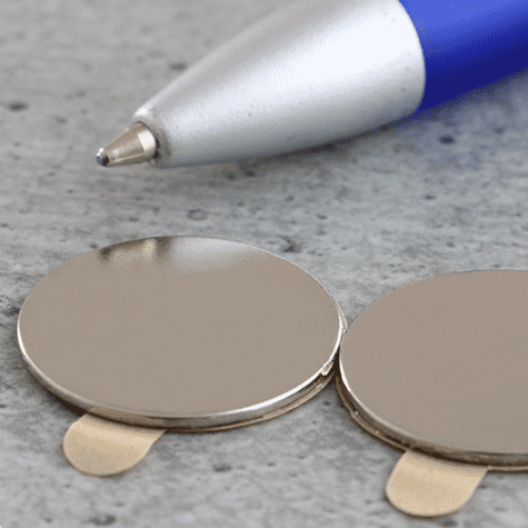 legatoria Calamita autoadesiva, diametro 22mm Calamita cilindrica con rivestimento superficiale nichelato, spessore 1mm, dischi magnetici al neodimio, calamita con grado magnetico N35. Forza di attrazione massima: 1.200 grammi*.