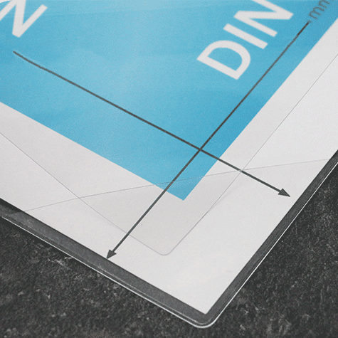 legatoria Busta autoadesiva A4 apertura L Formato A4 (210x297mm) in vinile trasparente, adesivo removibile, apertura a L (elle), in PVC rigido da 140 micron. Rapido inserimento del cartello grazie all'apertura sul lato lungo e corto. Chiusura con angolo 75x75mm*.