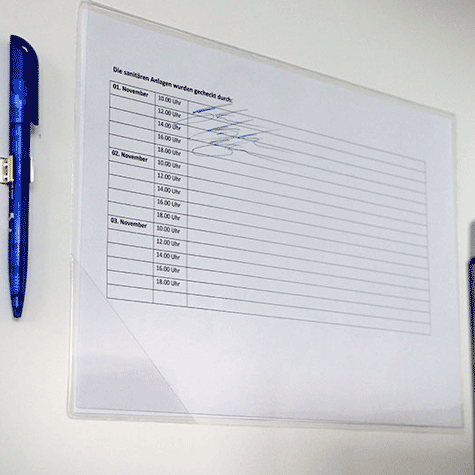 legatoria Busta autoadesiva A4 apertura L Formato A4 (210x297mm) in vinile trasparente, adesivo removibile, apertura a L (elle), in PVC rigido da 140 micron. Rapido inserimento del cartello grazie all'apertura sul lato lungo e corto. Chiusura con angolo 75x75mm*.