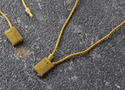 legatoria Filo sicurezza cotone. 200mm DORATO, con box di fissaggio ad aggancio rapido, lunghezza aperto 20cm, lunghezza chiusa 10cm. Consentono di attaccare etichette e cartellini senza lausilio di pistola sparafili, sono rimovibili solo strappandoli* LEG2714