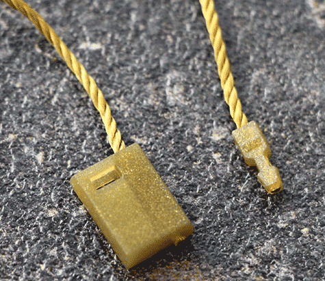 legatoria Filo sicurezza cotone. 120mm DORATO, con box di fissaggio ad aggancio rapido, lunghezza aperto 12cm, lunghezza chiusa 6cm. Consentono di attaccare etichette e cartellini senza lausilio di pistola sparafili, sono rimovibili solo strappandoli*.