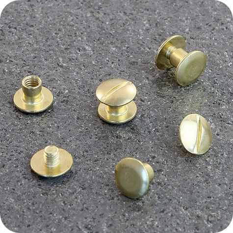 legatoria Viti sepolte rilegatura, OTTONATE, 5mm lunghezza 5 mm, testa diametro 10mm, tubetto diametro 5mm, una testa fissa ed una mobile. Una testa a taglio e una piana. Per lunghezza, si intende la distanza INTERNA tra le due teste, che corrisponde allo spessore del volume da rilegare.