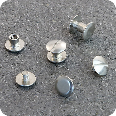 legatoria Viti sepolte rilegatura, NICHELATE, 5mm lunghezza mm 5, testa diametro 10mm, tubetto diametro 5mm, una testa fissa ed una mobile. Una testa a taglio e una piana. Per lunghezza, si intende la distanza INTERNA tra le due teste, che corrisponde allo spessore del volume da rilegare.