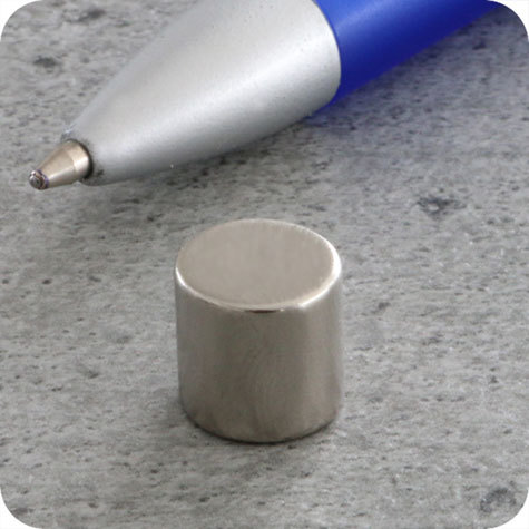 legatoria Calamita diametro 10mm spessore 10mm Calamita cilindrica al neodimio, diametro 10mm spessore 10mm grado magnetico N35. Forza di attrazione 3000 grammi.