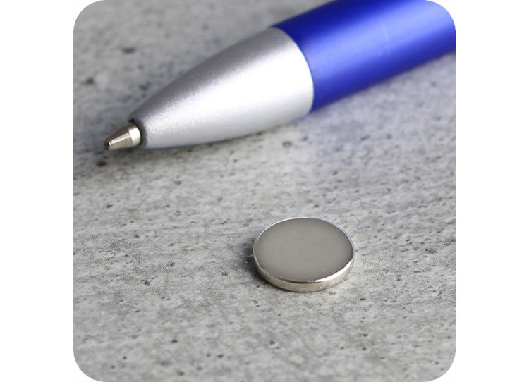 legatoria Calamita diametro 10mm spessore 1.5mm Calamita cilindrica al neodimio, diametro 10mm spessore 1,5mm, grado magnetico N42. Forza di attrazione 750g leg2771