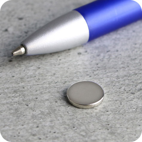 legatoria Calamita diametro 10mm spessore 1.5mm Calamita cilindrica al neodimio, diametro 10mm spessore 1,5mm, grado magnetico N42. Forza di attrazione 750g.