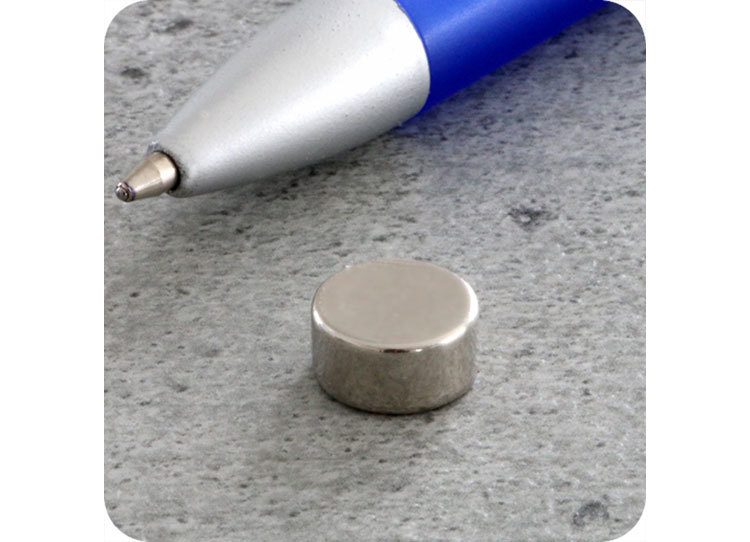 legatoria Calamita diametro 10mm spessore 5mm Calamita cilindrica al neodimio, diametro 10mm spessore 5mm grado magnetico N35. Forza di attrazione 2200 grammi.