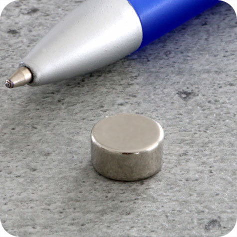 legatoria Calamita diametro 10mm spessore 5mm Calamita cilindrica al neodimio, diametro 10mm spessore 5mm grado magnetico N35. Forza di attrazione 2200 grammi.