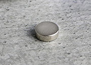 legatoria Calamita diametro 6mm spessore 2mm Calamita cilindrica al neodimio, diametro 6mm spessore 2mm, grado magnetico N35. Forza di attrazione 500g leg2776