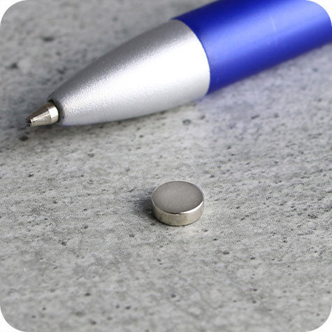 legatoria Calamita diametro 6mm spessore 2mm Calamita cilindrica al neodimio, diametro 6mm spessore 2mm, grado magnetico N35. Forza di attrazione 500g.