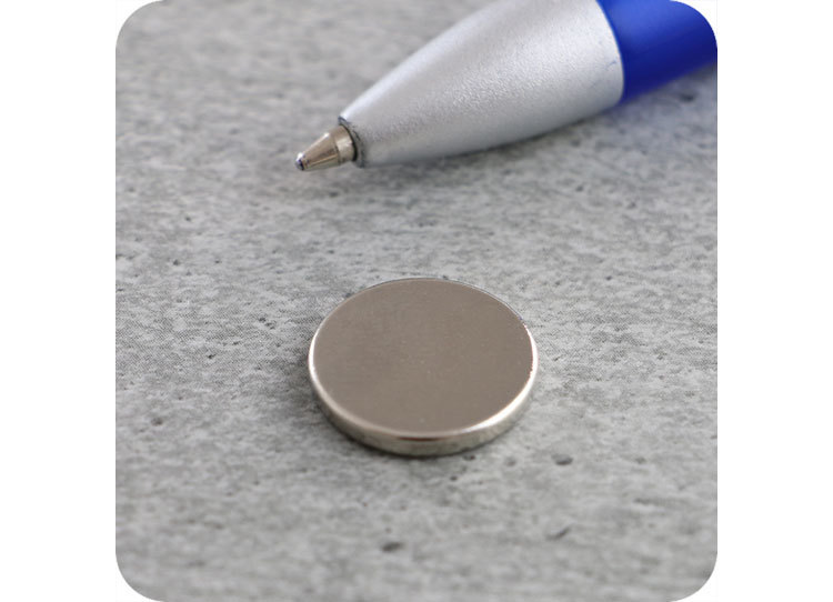 legatoria Calamita diametro 15mm spessore 3.5mm Calamita cilindrica spessore 3,5mm, dischi magnetici al neodimio, grado magnetico N35 forza di attrazione massima: 2700g leg2780