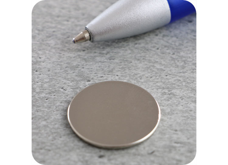 legatoria Calamita diametro 20mm spessore 2mm Calamita cilindrica spessore 2mm, dischi magnetici al neodimio, grado magnetico N35 forza di attrazione massima: 2000g leg2782