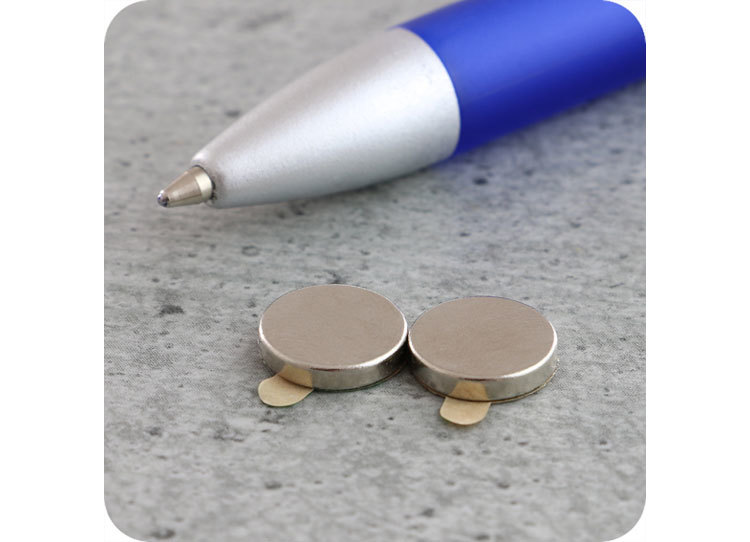 legatoria Calamita autoadesiva, diametro 10mm Calamita cilindrica con rivestimento superficiale nichelato, spessore 3mm, dischi magnetici al neodimio, calamita con grado magnetico N35. Forza di attrazione massima: 1500 grammi.