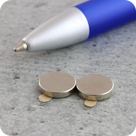 legatoria Calamita autoadesiva, diametro 10mm Calamita cilindrica con rivestimento superficiale nichelato, spessore 3.5mm, dischi magnetici al neodimio, calamita con grado magnetico N35. Forza di attrazione massima: 1700 grammi.