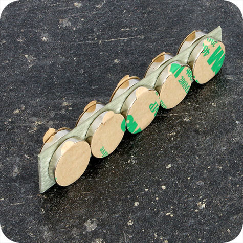 legatoria Calamita autoadesiva, diametro 10mm Calamita cilindrica con rivestimento superficiale nichelato, spessore 3.5mm, dischi magnetici al neodimio, calamita con grado magnetico N35. Forza di attrazione massima: 1700 grammi.