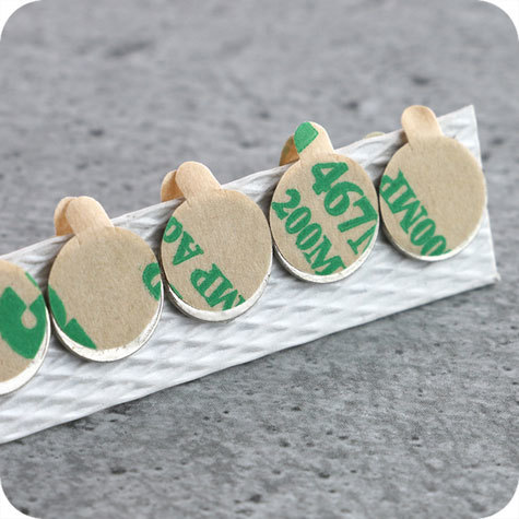 legatoria Calamita autoadesiva, diametro 15mm Calamita cilindrica con rivestimento superficiale nichelato, spessore 2mm, dischi magnetici al neodimio, calamita con grado magnetico N35. Forza di attrazione massima: 1600 grammi.