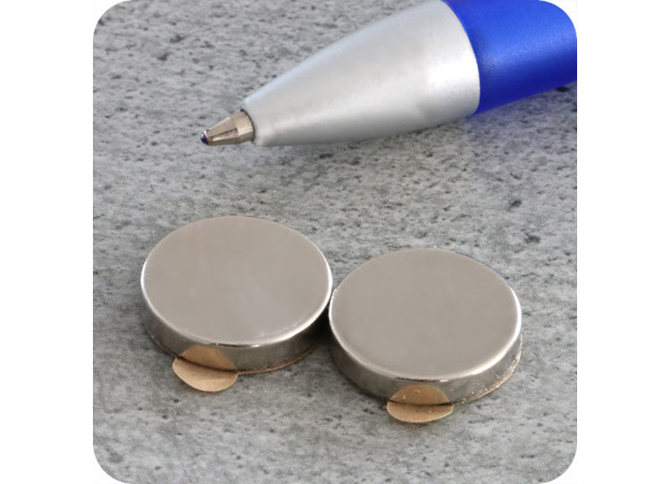 legatoria Calamita autoadesiva, diametro 15mm Calamita cilindrica con rivestimento superficiale nichelato, spessore 3mm, dischi magnetici al neodimio, calamita con grado magnetico N35. Forza di attrazione massima: 2400 grammi.