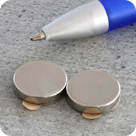 legatoria Calamita autoadesiva, diametro 15mm Calamita cilindrica con rivestimento superficiale nichelato, spessore 3mm, dischi magnetici al neodimio, calamita con grado magnetico N35. Forza di attrazione massima: 2400 grammi.