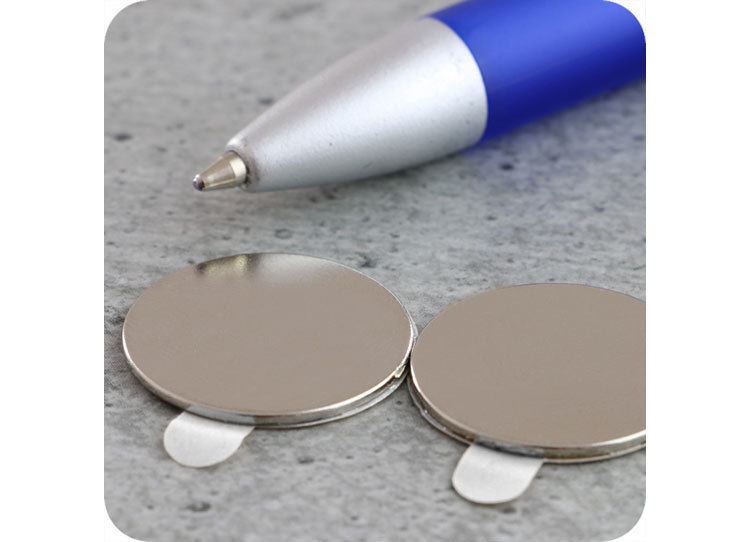 legatoria Calamita autoadesiva, diametro 20mm Calamita cilindrica con rivestimento superficiale nichelato, spessore 2mm, dischi magnetici al neodimio, calamita con grado magnetico N35. Forza di attrazione massima: 2000 grammi.