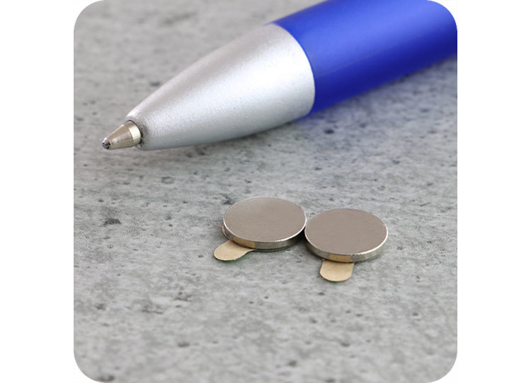 legatoria Calamita autoadesiva, diametro 8mm Calamita cilindrica con rivestimento superficiale nichelato, spessore 0,75mm, dischi magnetici al neodimio, calamita con grado magnetico N35. Forza di attrazione massima: 200 grammi leg2788