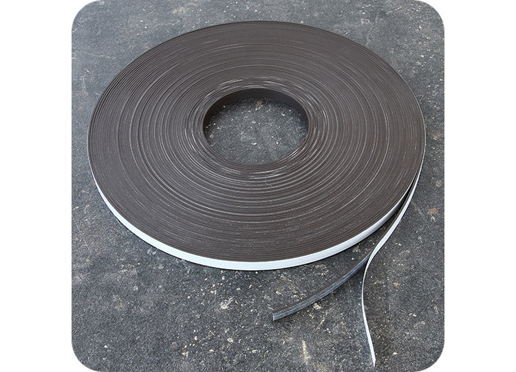 legatoria NastroMagneticoAutoadesivo, Isotropo, altezza20mm spessore: 1.5mm, autoadesivo 3M tape, magnetizzazione isotropa ad alta efficienza leg2795
