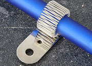 legatoria Portapenne rivettabile, metallo, 32x13mm NICHELATO, misure: 32x13 mm, con aggancio flessibile. Adatto a penne di tutte le misure. Fissaggio orizzontale leg2800