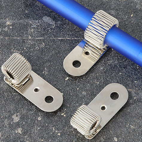 legatoria Portapenne rivettabile, metallo, 32x13mm NICHELATO, misure: 32x13 mm, con aggancio flessibile. Adatto a penne di tutte le misure. Fissaggio orizzontale.