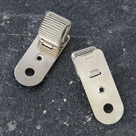 legatoria Portapenne rivettabile, metallo, 32x13mm NICHELATO, misure: 32x13 mm, con aggancio flessibile. Adatto a penne di tutte le misure. Fissaggio orizzontale.