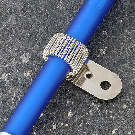 legatoria Portapenne rivettabile, metallo, 32x13mm NICHELATO, misure: 32x13 mm, con aggancio flessibile. Adatto a penne di tutte le misure. Fissaggio orizzontale.