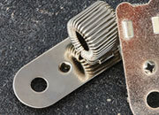 legatoria Portapenne rivettabile, metallo, 32x13mm NICHELATO, misure: 32x13 mm, con aggancio flessibile. Adatto a penne di tutte le misure. Fissaggio verticale.